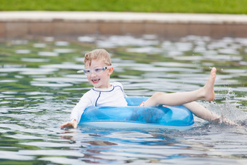 Canvas Print - kid in the pool