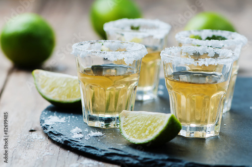 Fotomural El tequila de oro con la cal y la sal