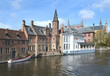 Bruges , maisons au bord d'un canal