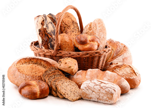 wypieki-domowe-pieczywo-w-koszu-na-bialym-tle