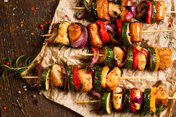 Grilled skewers of chicken meat and vegetables