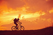 © upixa - Biker als Silhouette im Sonnenaufgang