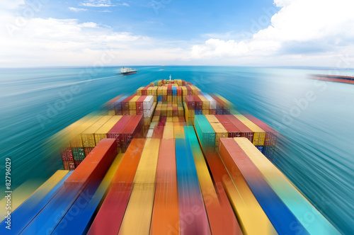 Fotografia Large container vessel in Singapore ship motion blur