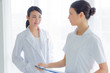 © Ni_photo - 女医と看護師
