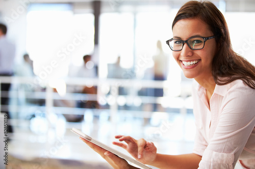 Fotografía Portrait of smiling woman in office with tablet