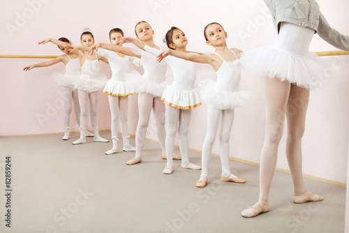 Cuadros en Lienzo Clase de ballet en el estudio de baile