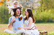 © dirkkoebernik - Junge Familie gemeinsam im Gras auf der Wiese