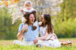 © dirkkoebernik - Junge Familie gemeinsam im Gras auf der Wiese
