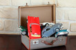 Automodelle für Sammler in altem Koffer gestapelt