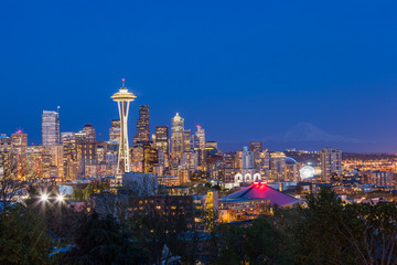 Fototapete - Seattle downtown skyline and Mt. Rainier at night, Washington