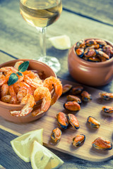 Canvas Print - Fried shrimps and mussels with glass of white wine