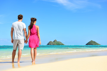 Wall Mural - Beach summer holiday - couple on Hawaii vacation