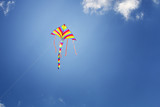 Fototapeta Tęcza - Kolorowy latawiec na błękitnym niebem