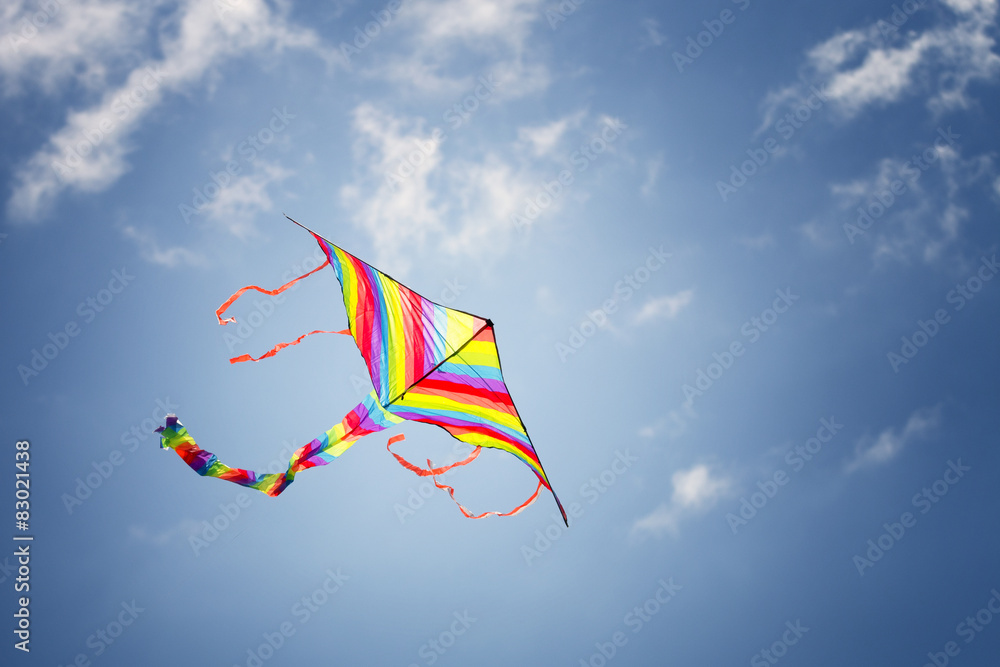 Kolorowy latawiec na błękitnym niebie - obrazy, fototapety, plakaty 