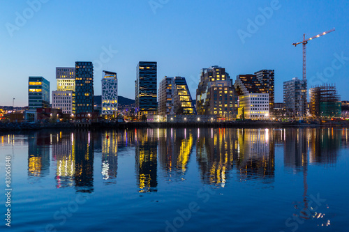 Stampa su Tela Modern buildings in Oslo at twilight