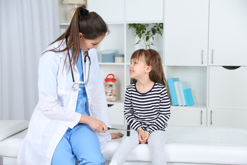 Wall Mural - Little girl and young doctor in hospital