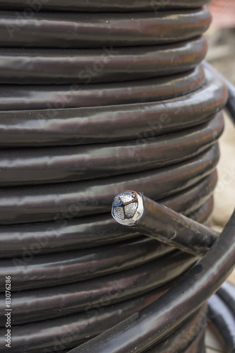 Fotografía electric black industrial underground cable on large wooden reel