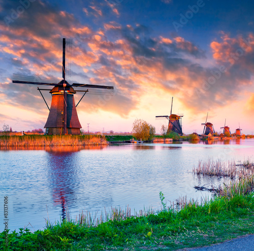 Fototapeta na wymiar Dutch windmills at Kinderdijk