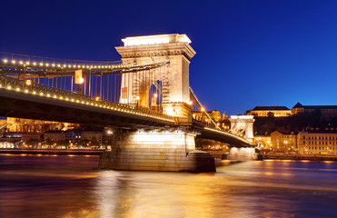 Wall Mural - Chain Bridge in Budapest in evening.