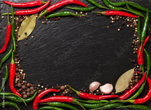 Obraz w ramie Chili pepper, peppercorn, garlic and bay leaves