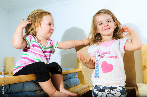 Fotografie, Obraz Mädchen, Kleinkinder, spielen an einer Holz-Luke