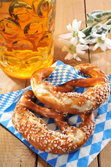 Wall Mural - Bayerisches Oktoberfestbrezen mit Bier
