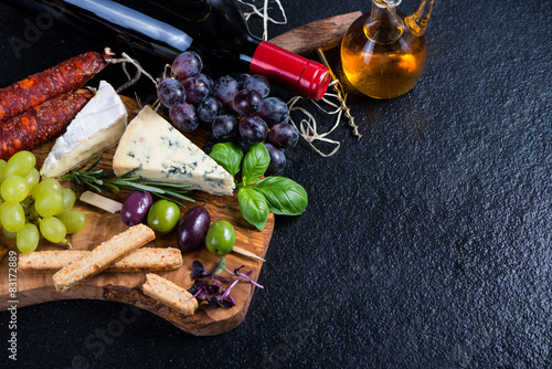 Foto-Fußmatte - Tapas board with cheese,olives,grapes and red wine (von marcin jucha)