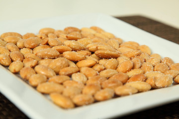 Almendras tostadas servidas en un plato blanco