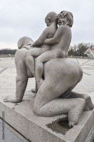Poster Sculpture of women and children in Vigeland Park Museum