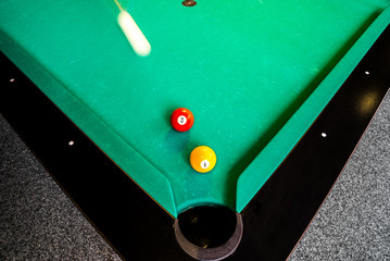 Weiße Kugel beim Billard will einlochen