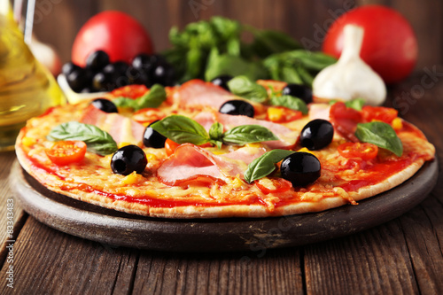 Fotomural Deliciosa pizza fresca en el fondo de madera marrón