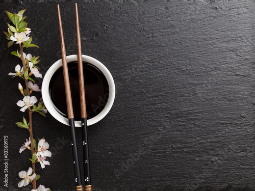 Naklejka samoprzylepna Japońskie pałeczki do sushi, miski sosu sojowego i kwiat sakury