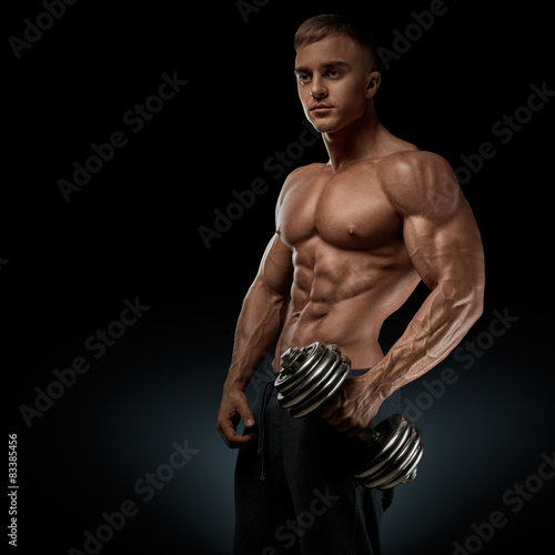 Photo Strong and power bodybuilder doing exercises with dumbbell