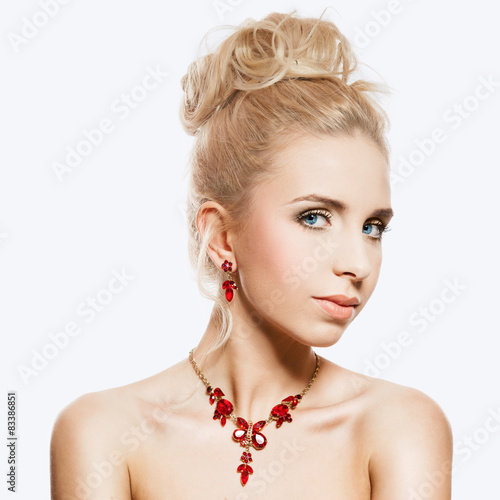 Naklejka na szybę Portrait of beautiful blond woman with a ruby jewelry on. Natura