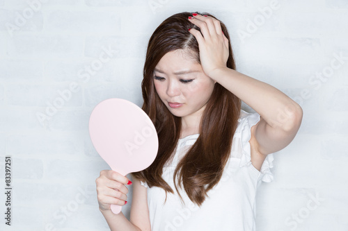 鏡を見て落ち込む女性 Stock Photo Adobe Stock 鏡を見て落ち込む女性 Stock Photo Adobe Stock