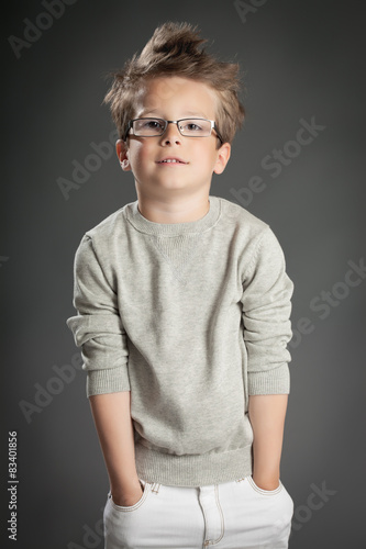 Naklejka - mata magnetyczna na lodówkę Elegant Boy In Studio