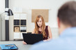 © contrastwerkstatt - geschäftsleute arbeiten konzentriert im büro