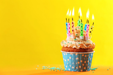 Canvas Print - Birthday cupcake with candles on color background