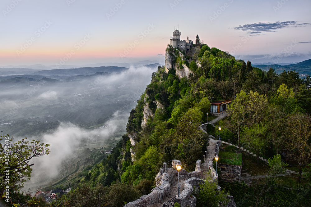 Obraz na płótnie San Marino Castle Early Morning w salonie