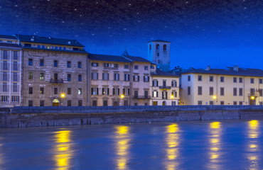 Canvas Print - Pisa by night alon the river Arno