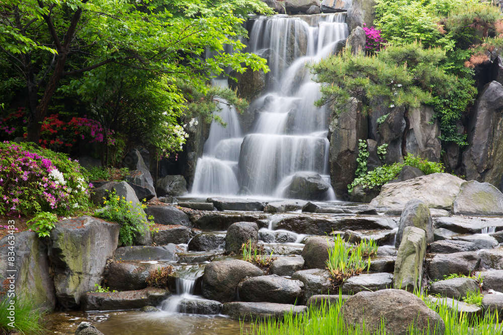 azjatycki-park-z-wodospadem-zen
