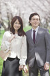 © milatas - 桜並木に立つ夫婦