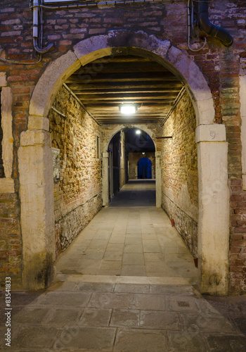 Naklejka na drzwi Dark alley passage way in Venice at night