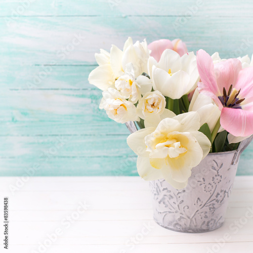 swieze-kwiaty-i-tulipany-w-wazonie-na-tle-niebieskich-desek