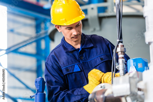 Fotografía Technician in factory at machine maintenance