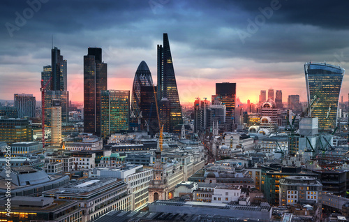 Fototapeta na wymiar LONDON, UK - JANUARY 27, 2015: London's panorama in sun set. 