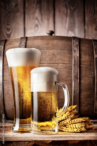 Foto Hohes Glas und ein Becher helles Bier