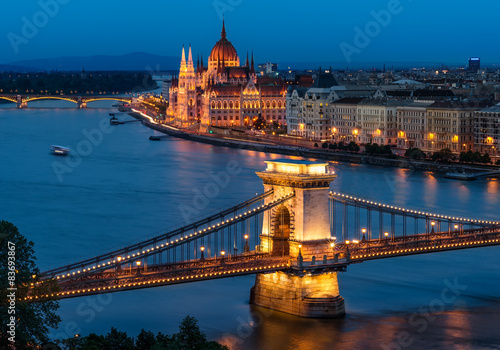 Naklejka na szafę Budapest Chain Bridge and the Hungarian Parliament