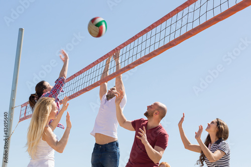 Fototapety piłka plażowa  przyjaciele-grajacy-w-siatkowke-na-plazy