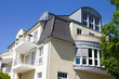 Modernes Wohnhaus mit Balkonen
